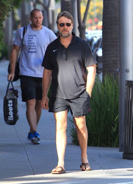 how tall is russell crowe in feet